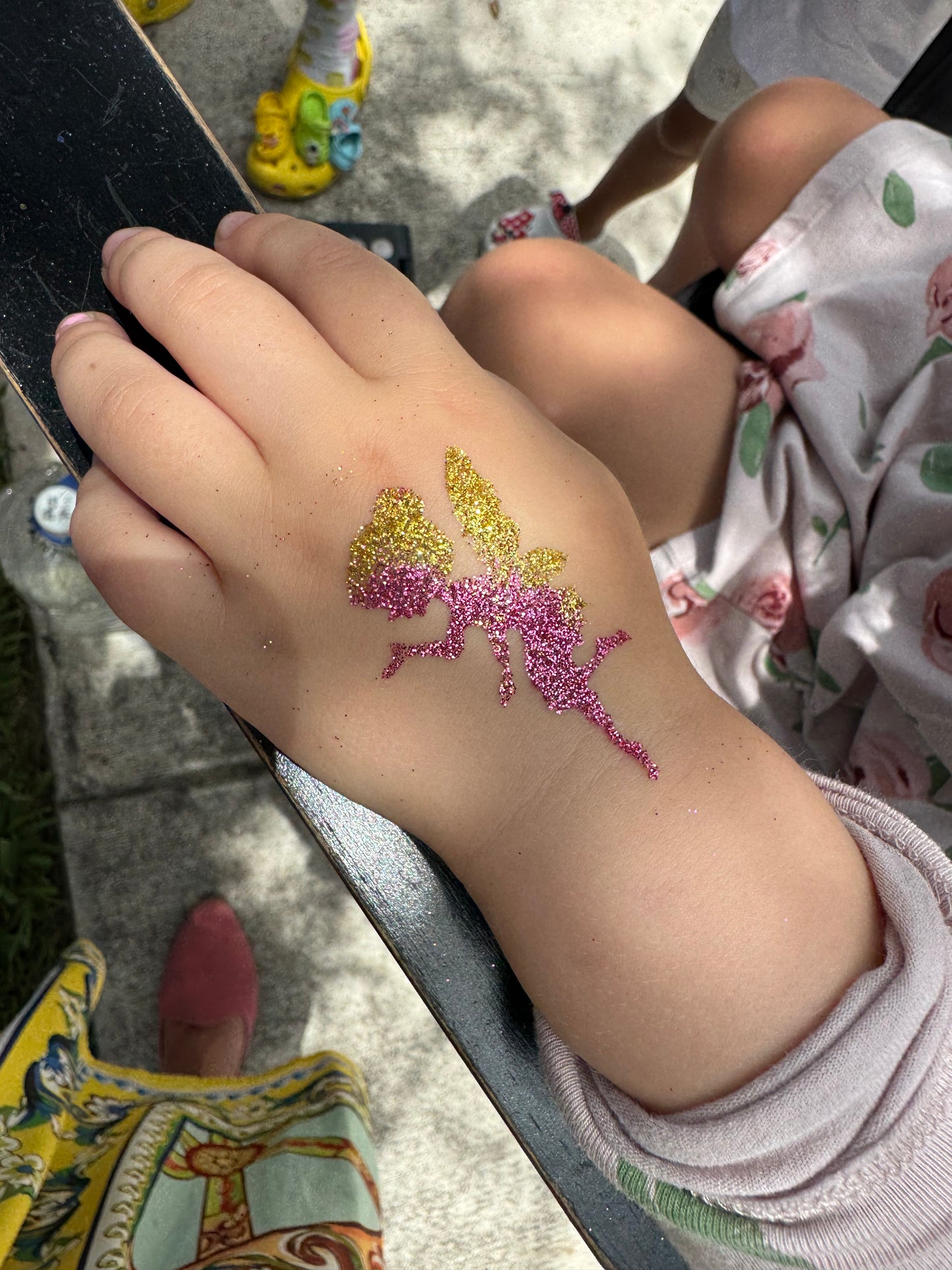 Estación de Tatuajes con Brillantina – Diversión Brillante en Miami