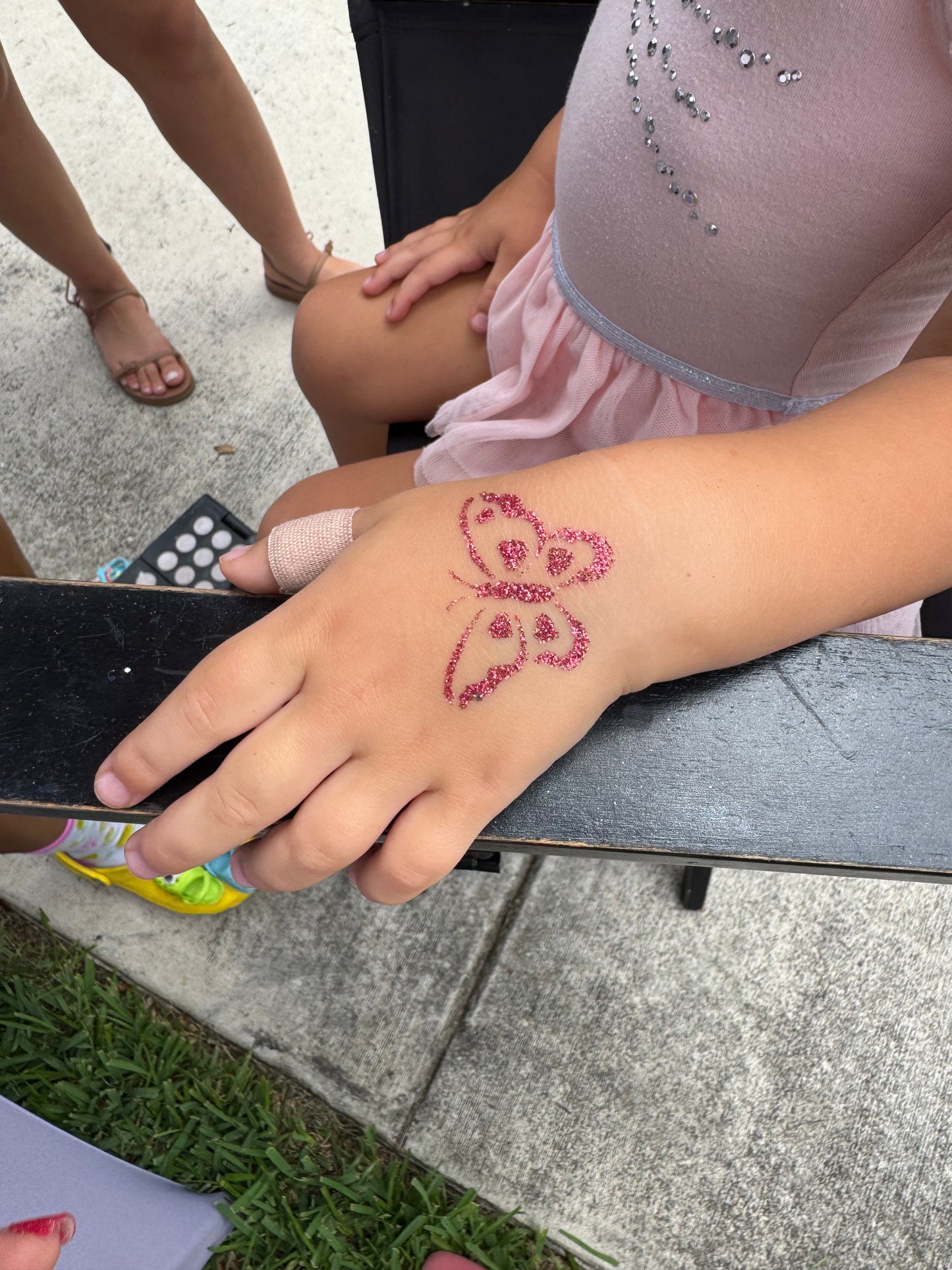 Estación de Tatuajes con Brillantina – Diversión Brillante en Miami