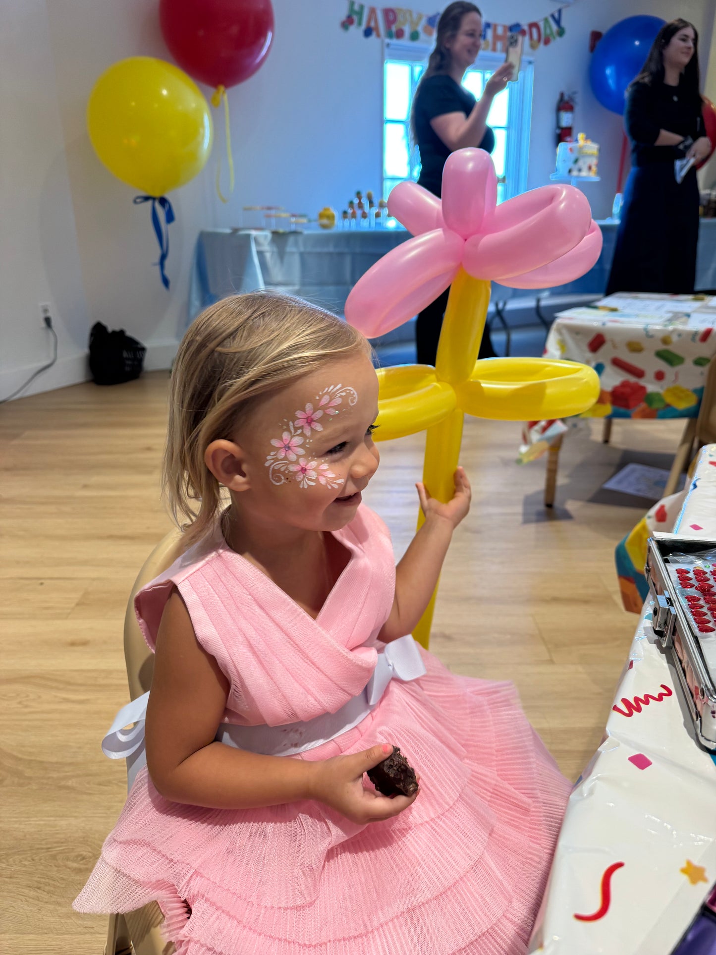 Balloon Twisting Artist Miami | Kids' Party Entertainment | Macarena Party