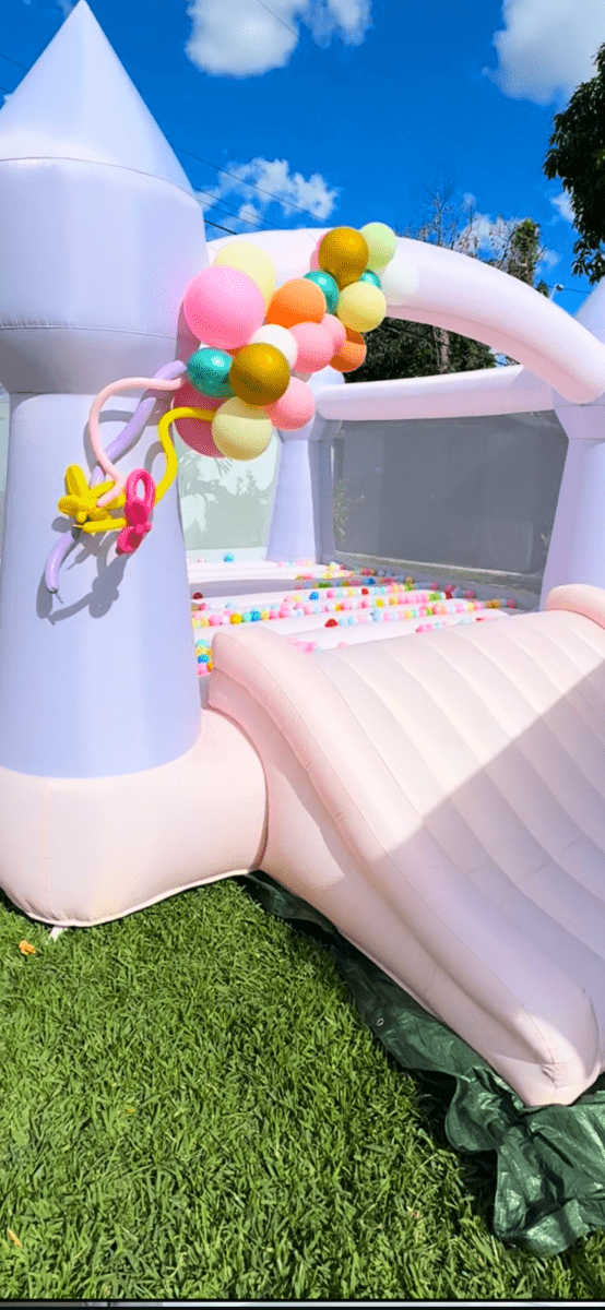 Pink Bounce House with Slide 13x16.5 ft (Up to 10) – Rent in Miami | Macarena Party for kids parties in Miami | Macarena Party