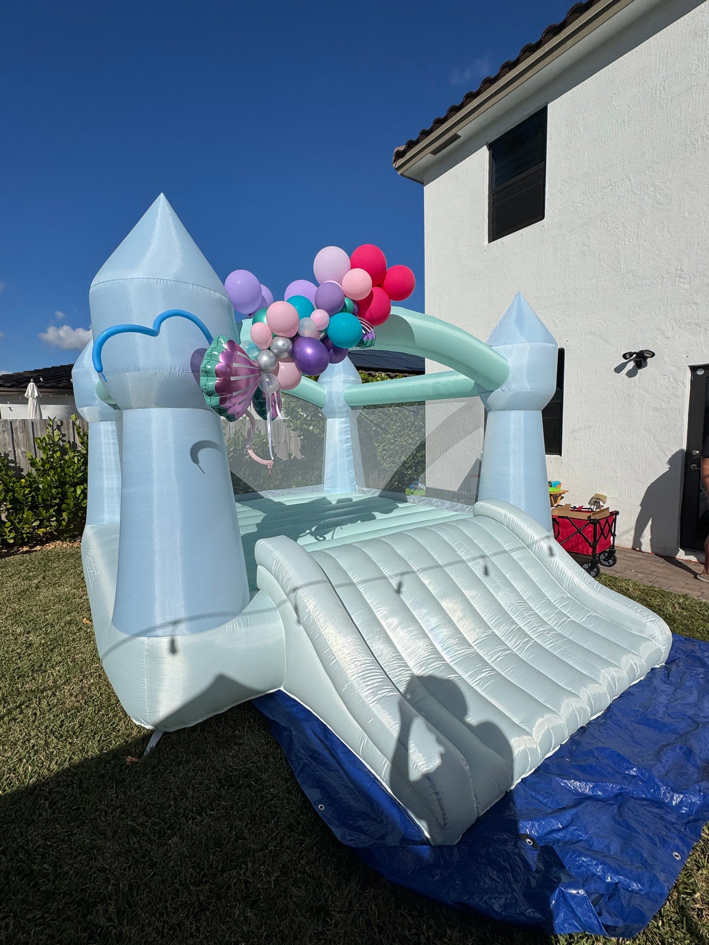 Sky Blue Bounce House with Slide 13x16.5 ft (Up to 10)– Rent in Miami | Macarena Party